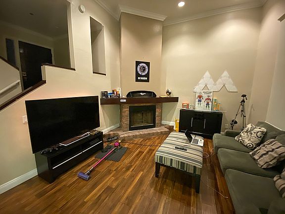 3rd image of 1020 S Marengo Ave Unit 4