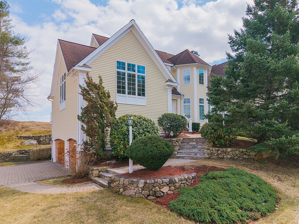 15 Bobby Jones Dr #15