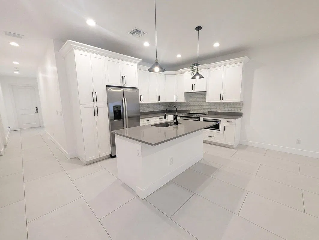 3 bed, 2.0 bath, 1604 sqft, $4,000 — Photo 2