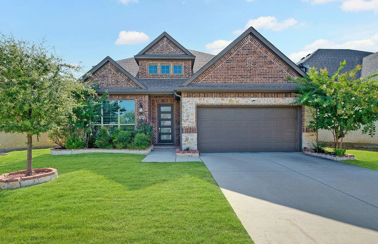 5 bed, 2819 sqft, $3,800 — Photo 2