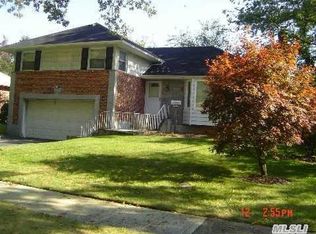 876 Pepperidge Rd, Westbury, NY 11590