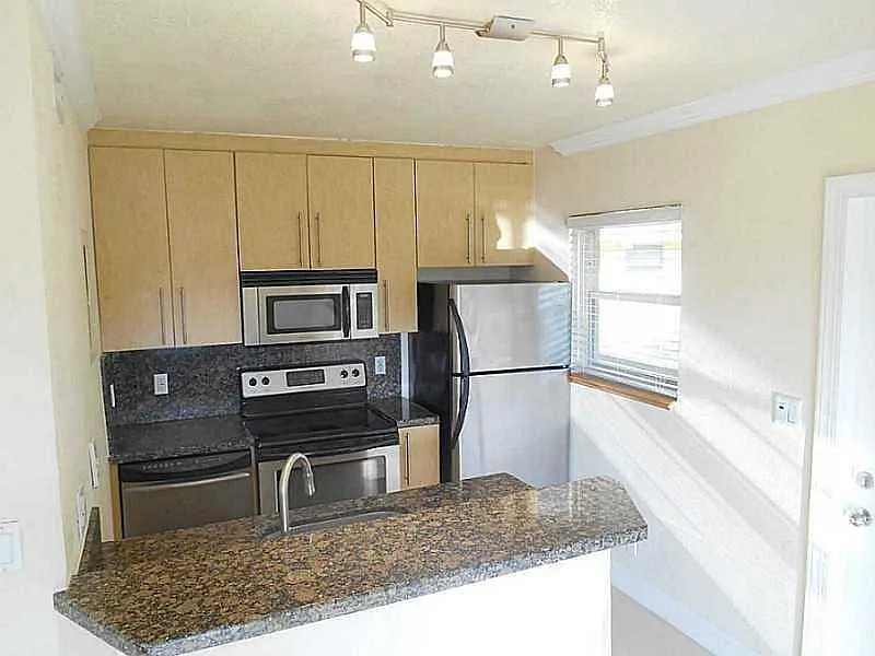 2 bed, 1.0 bath, 702 sqft, $1,700 — Photo 2