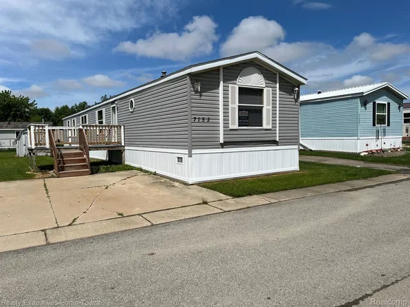 7152 Mapleview Cir E, Brown City, MI 48416