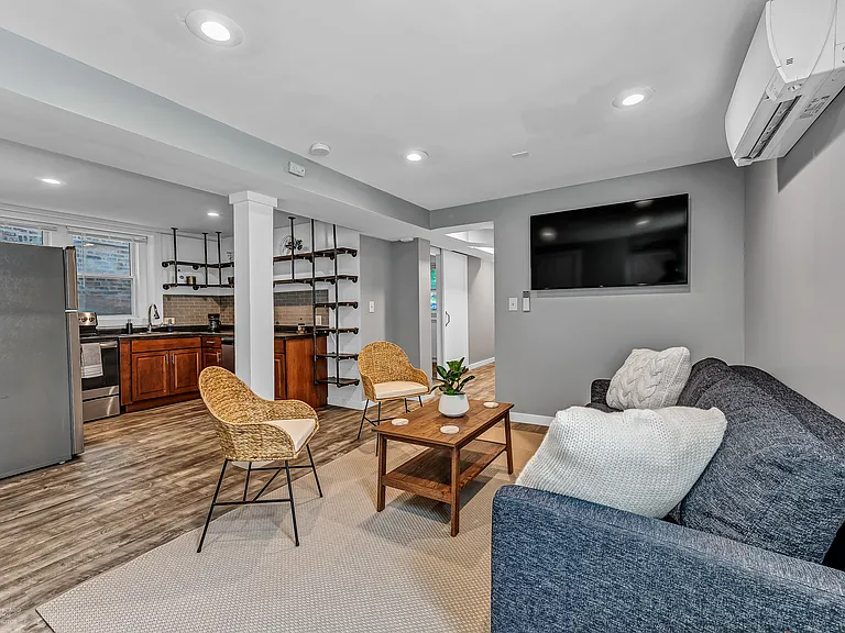 3638 W Cornelia Ave — Photo 3
