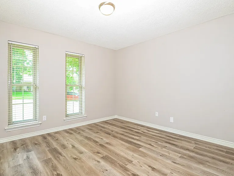 708 Village Green Dr — Photo 13