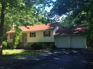 1425 N Rocky Mountain Dr, Effort, PA 18330