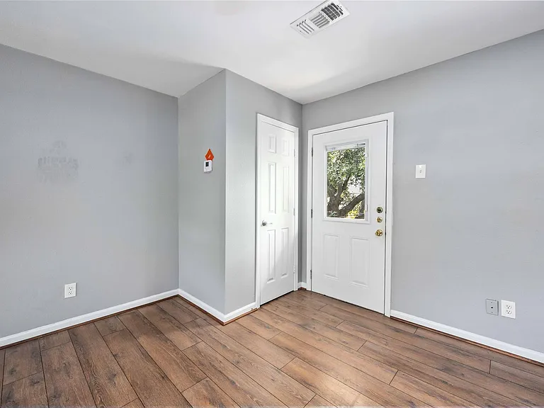2119 N Austin Ave #C — Photo 4