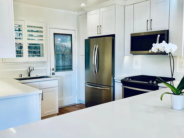 1256 Devon Ave — Photo 3