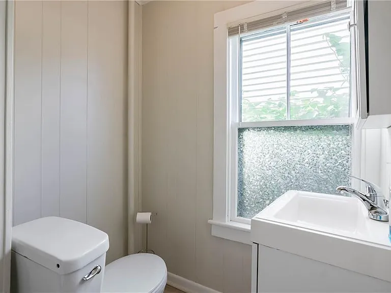 Split bathroom ( shower/tub is separate makes getting ready in the morning easy.)
