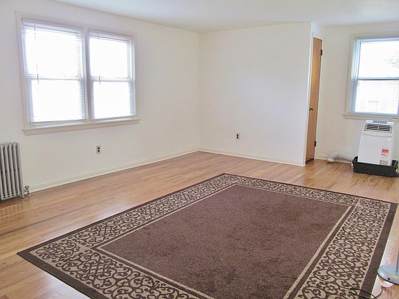 3rd image of 43 No 14 Ave