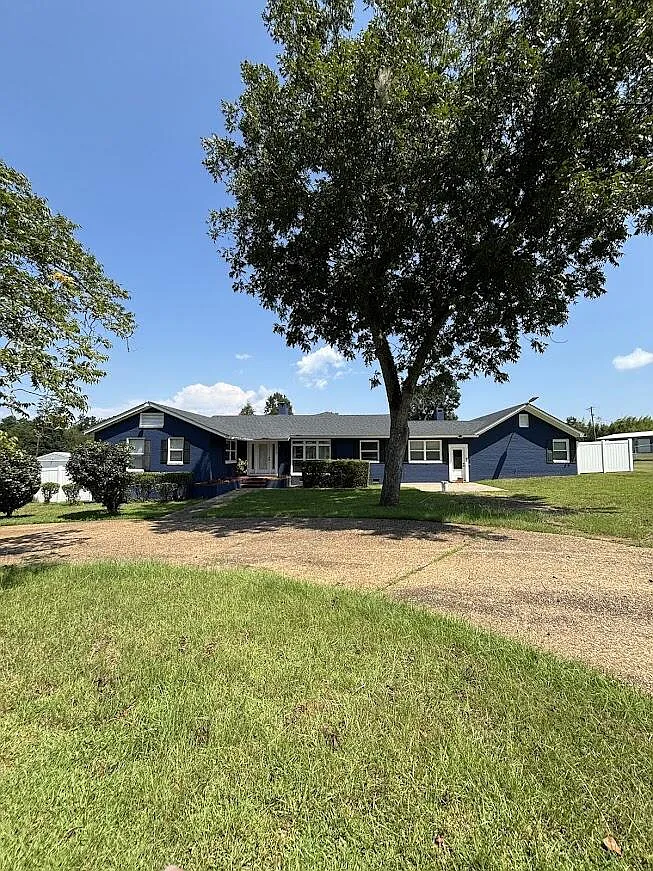 4 bed, 3.0 bath, 3497 sqft, $2,600 — Photo 1