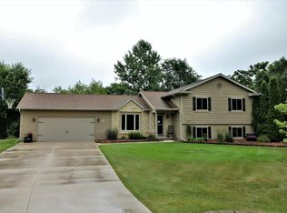 S25W36018 Hay Ct, Dousman, WI 53118