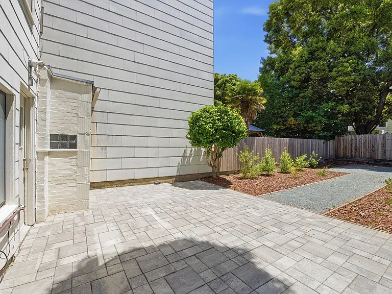 1141 Bay St — Photo 30