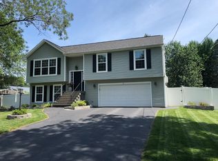 8 Fiddlers Ln, Rensselaer, NY 12144