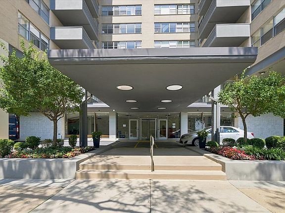 3rd image of 6301 N Sheridan Rd APT 3D