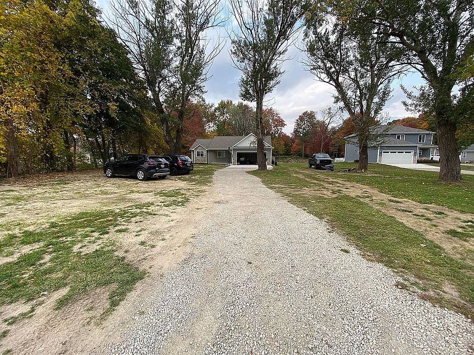 2nd image of 3280 Pointe Tremble Rd