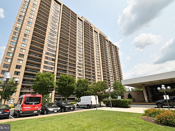 3rd image of 3701 S George Mason Dr Unit 103N