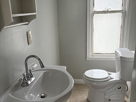 5th image of 130 Parkdale Ave Unit 3