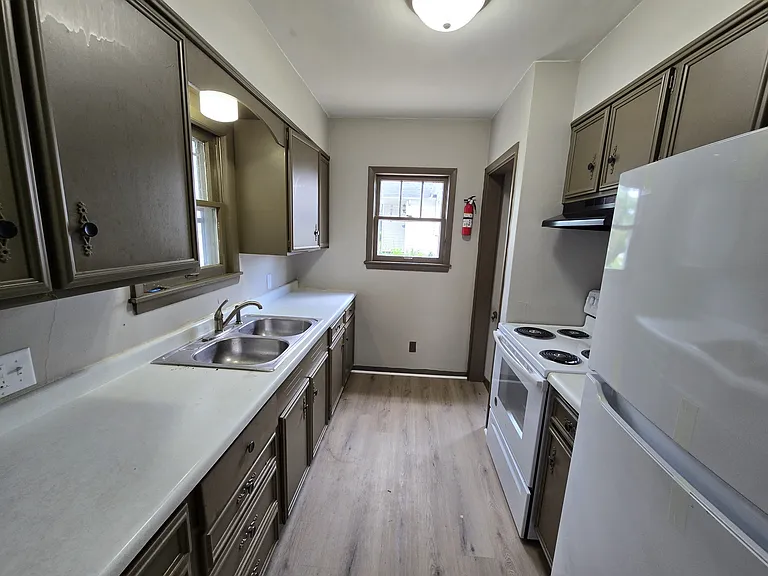 947 Newton St — Photo 8