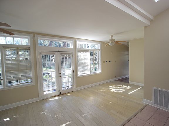 3rd image of 4111 Saint Charles Ave