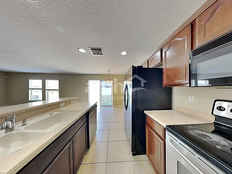 12109 Tree Haven Ave — Photo 3