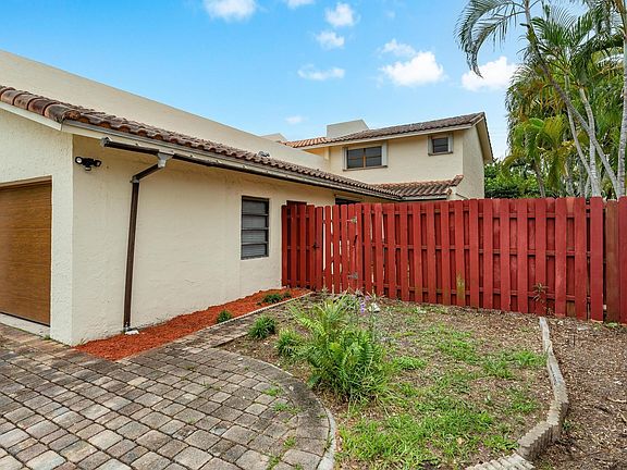 5th image of 2530 NE 9th St #1
