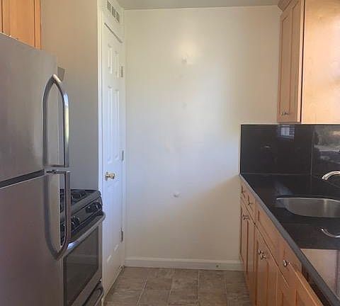 2nd image of 1045 Noel Dr APT 2