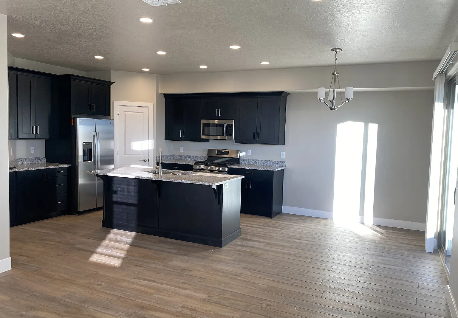4 bed, 2.5 bath, 1960 sqft, $1,950 — Photo 3