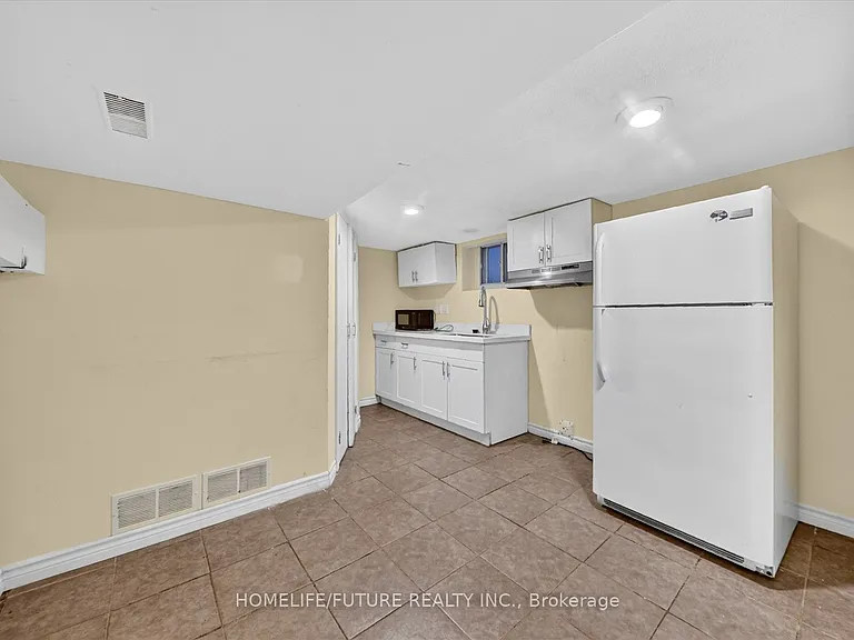 46 Stamford Sq N — Photo 27