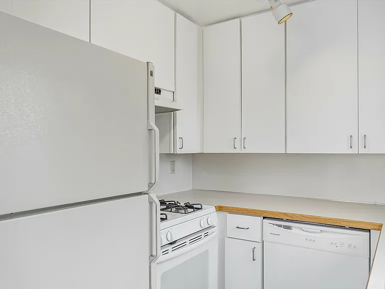 533 N 104th St #B — Photo 7