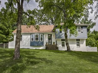 8429 NW Nodaway Dr, Parkville, MO 64152