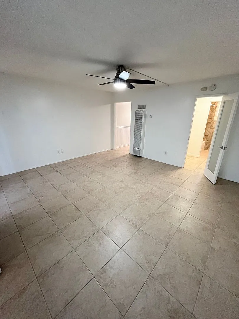 Upstairs Lovely Crown Point Studio - Near Mission Bay - Only $1,995/mo! — Photo 4