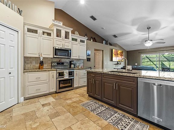 5th image of 1035 Lakeview Oaks Dr