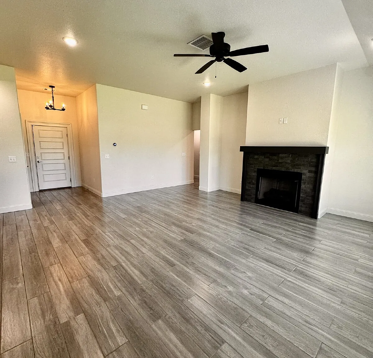 4 bed, 2.0 bath, 1869 sqft, $1,998 — Photo 3