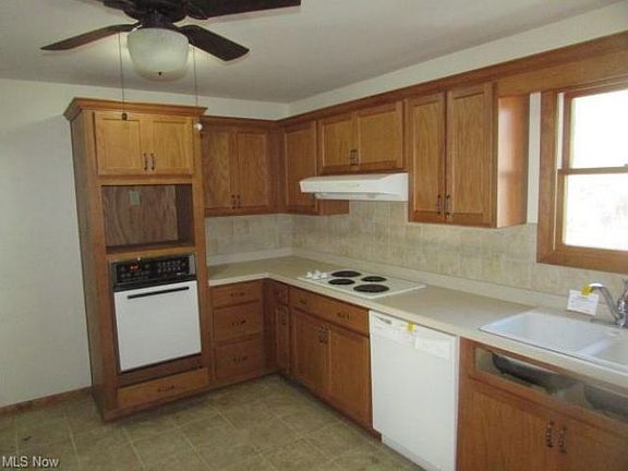 3rd image of 978 E Dewey Ave