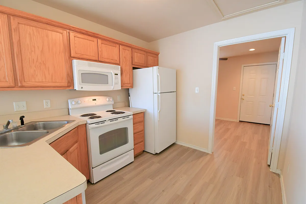 Building Photo - 1302 Maple St #3002