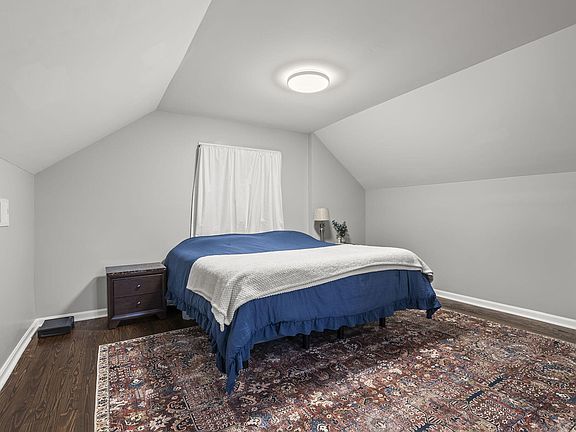 5th image of 379 Sheridan Dr