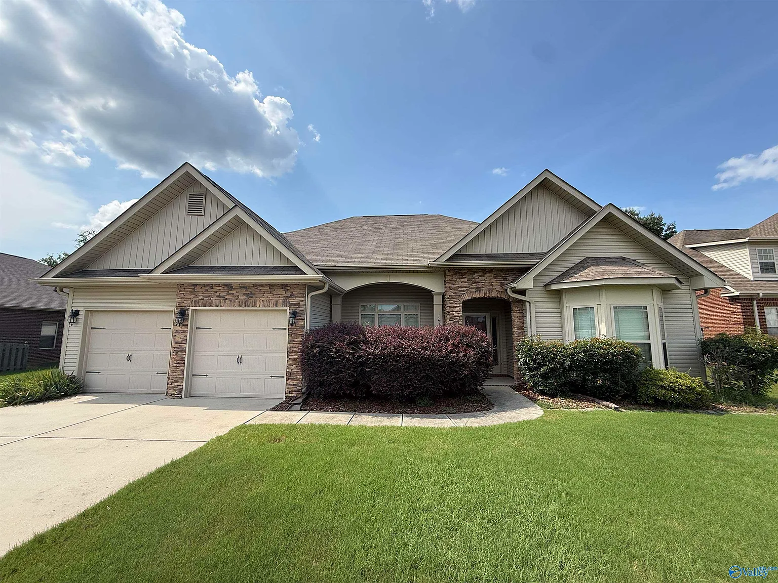 3 bed, 2.0 bath, 2220 sqft, $2,295 — Photo 1