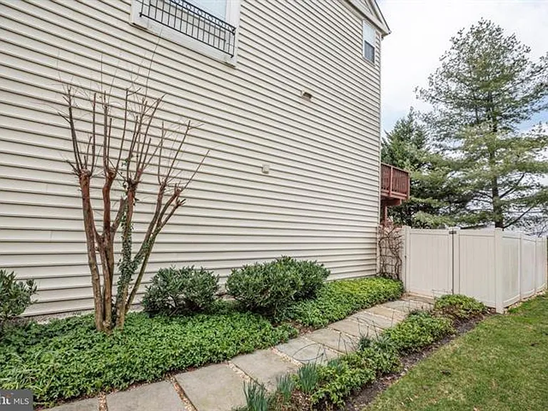 13340 Colchester Ferry Pl — Photo 35