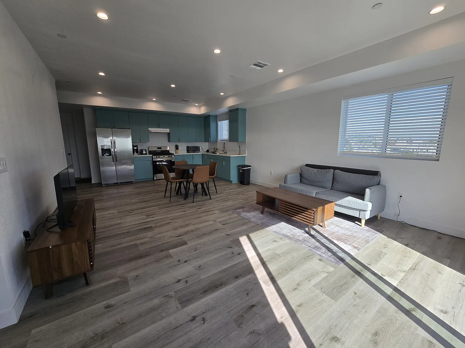 6 bed, 2000 sqft, $850 — Photo 2