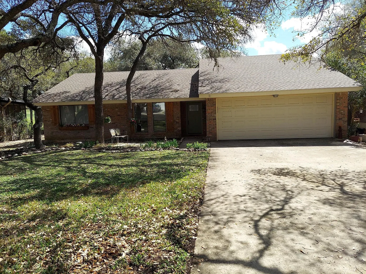 3 bed, 2.0 bath, 1619 sqft, $2,400 — Photo 1