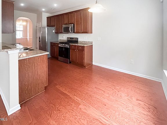 5th image of 341 Hammond Oak Ln