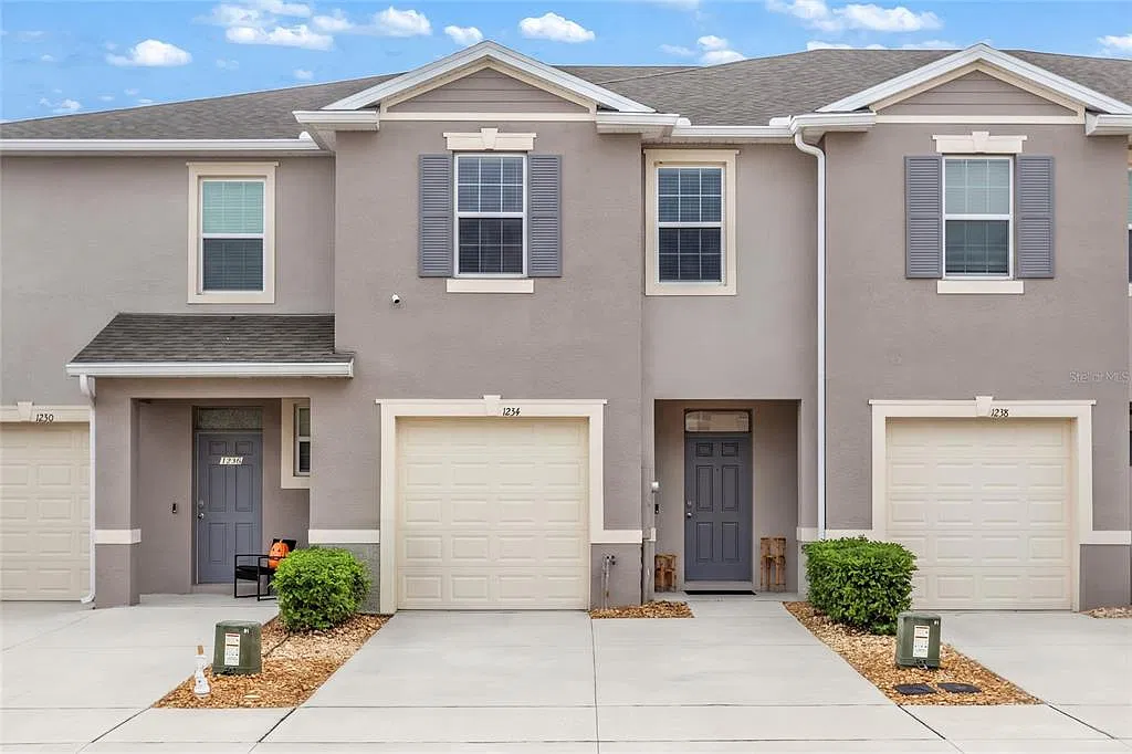 3 bed, 2.5 bath, 1660 sqft, $2,200 — Photo 1
