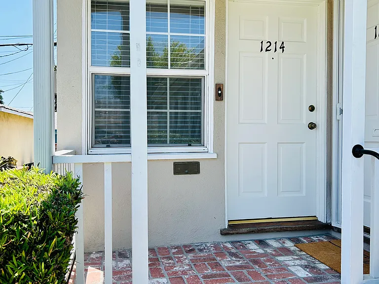 1214 W Victory Blvd — Photo 13