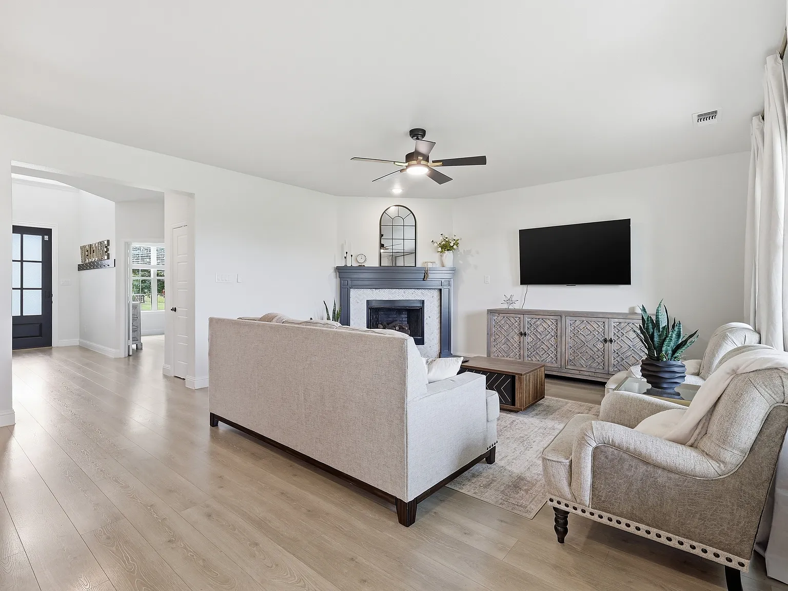 4 bed, 3153 sqft, $5,500 — Photo 4
