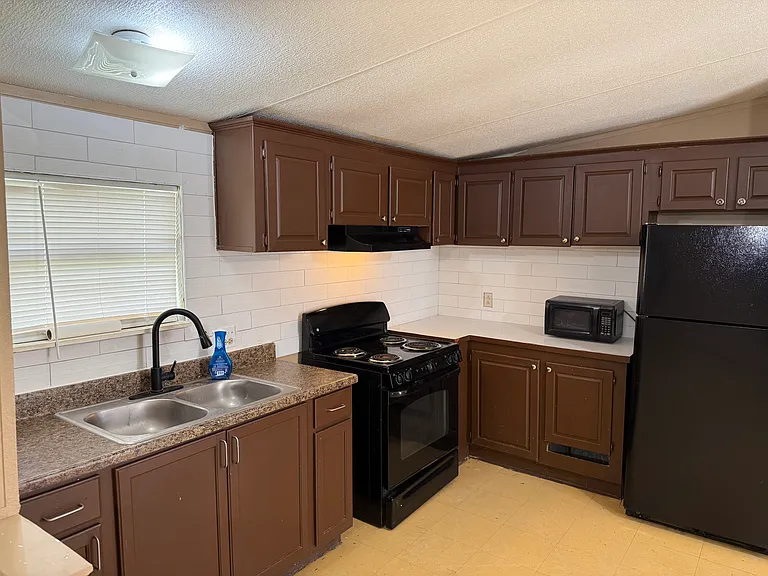 809 Heritage Ct — Photo 2