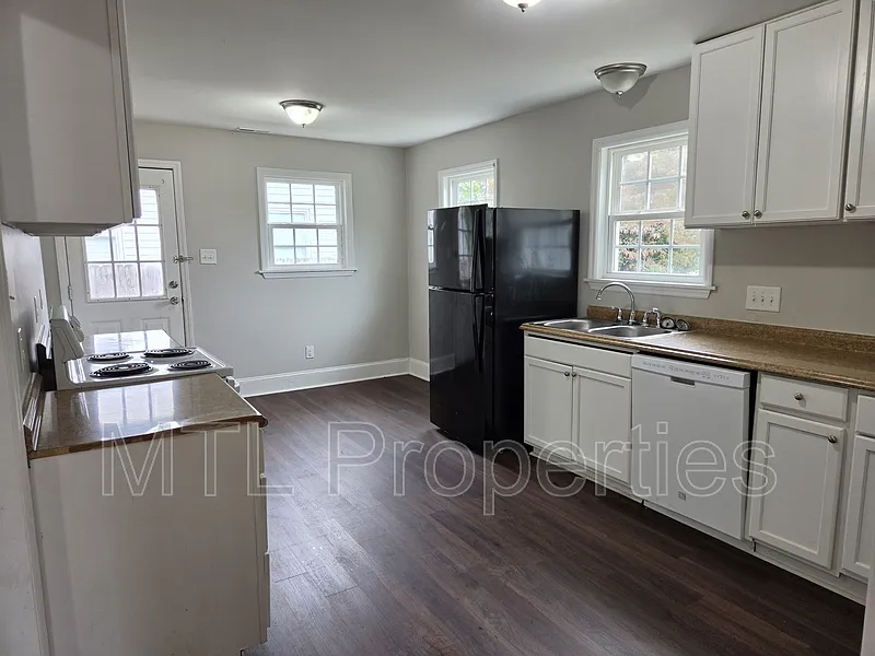 2 bed, 1.0 bath, 900 sqft, $1,300 — Photo 2
