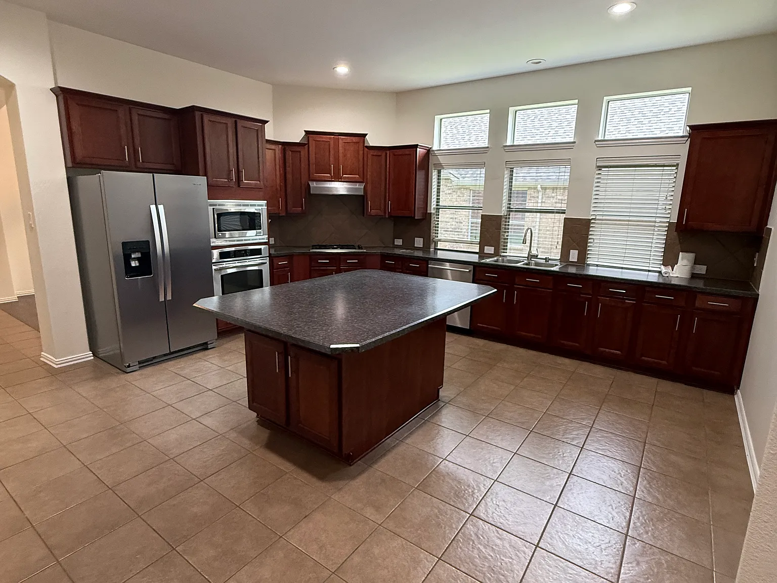 3 bed, 2065 sqft, $2,345 — Photo 2