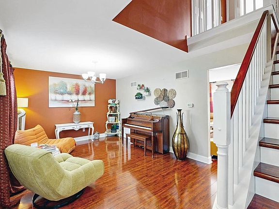 3rd image of 345 Sunnyside Ln