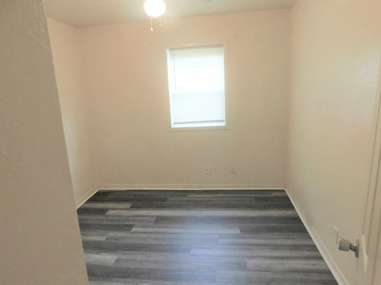 4 bedroom 2 bath Bungalow in Fairfield East Neighborhood — Photo 2